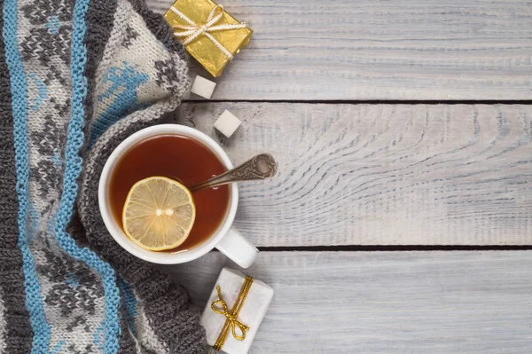 Une Tasse Thé Une Écharpe Tricotée Des Cadeaux Sur Fond — Photo