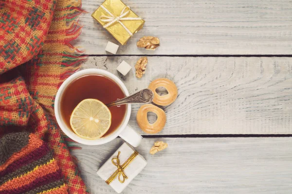 Eine Tasse Tee Ein Gestrickter Schal Und Geschenke Auf Dem — Stockfoto