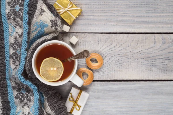 Une Tasse Thé Une Écharpe Tricotée Des Cadeaux Sur Fond — Photo