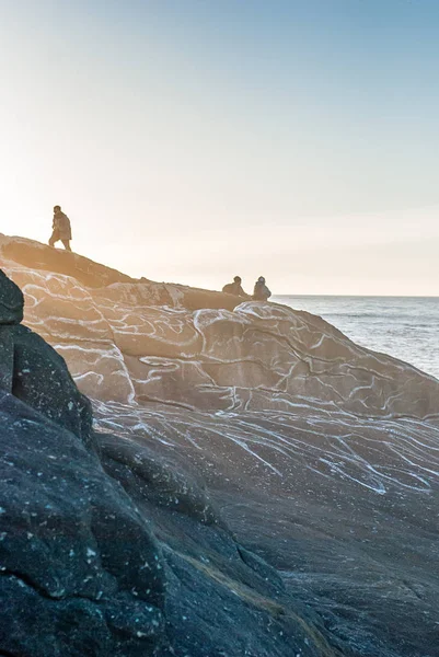 Turistas Una Costa Rocosa Isla Mageroya Noruega — Foto de Stock