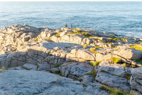 Turistas Las Rocas Orillas Del Mar Barents Isla Mageroya Noruega — Foto de Stock