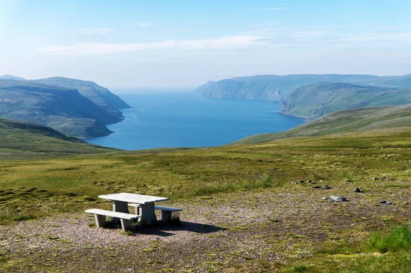 Vista Ponto Com Uma Mesa Bancos Fundo Das Montanhas Mar — Fotografia de Stock