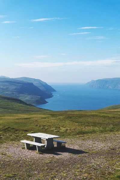 山と海の背景にはベンチとテーブルとビュー ポイント — ストック写真