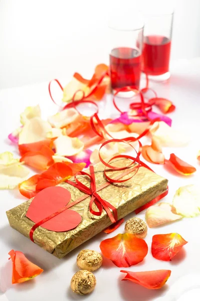 Valentine Day Two Glasses Red Wine Rose Petals Gifts — Stock Photo, Image