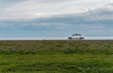 Finnmark, Norveç - 12 Ağustos 2017: Ulusal Turizm yolu Varanger üzerinde beyaz araba