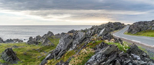 巴伦支海海岸的岩石悬崖 瓦朗格哈尔霍维亚国家公园 瓦朗格半岛 芬马克 — 图库照片