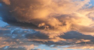 Gri, mavi ve turuncu günbatımı bulutlara