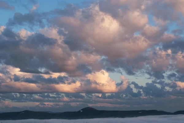 Graue Und Rosa Wolken Blauen Himmel Über Den Hügeln — Stockfoto