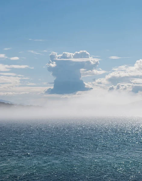 Kumuluswolken Über Einem Blau Leuchtenden Meer — Stockfoto