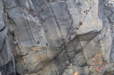 Varanger boyunca Barents Denizi kıyısında kayalık kayalıklar 