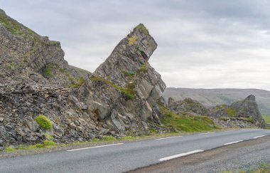 Varanger boyunca Barents Denizi kıyısında kayalık kayalıklar 
