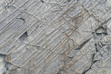 Varanger boyunca Barents Denizi kıyısında kayalık kayalıklar 