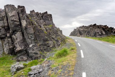 Varanger boyunca Barents Denizi kıyısında kayalık kayalıklar 
