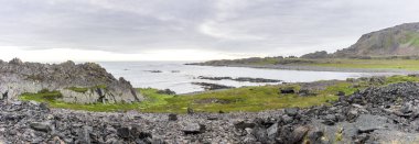 Varanger boyunca Barents Denizi kıyısında kayalık kayalıklar 