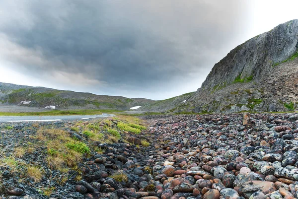 Βραχώδη βράχια στην ακτή της θάλασσας Μπάρενς κατά μήκος της τουριστικής διαδρομής Varanger, Φίνμαρκ, Νορβηγία — Φωτογραφία Αρχείου