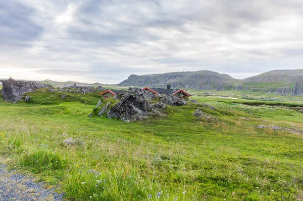 Traditionelle Ferienhäuser an der Küste der Barentssee, Varan — Stockfoto