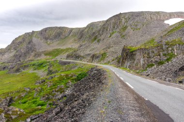 Varanger Ulusal Turist Rotası boyunca kayalık kayalıklar, Finnmark, Norveç