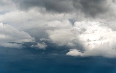 Üzerinde koyu mavi gökyüzü gri ve beyaz fırtına bulutları