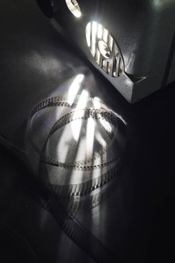 Karanlıkta eski sinema projektörü ve kasetler