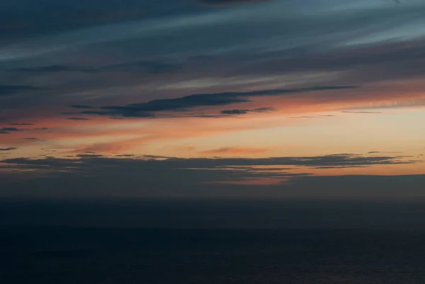 Nubes grises y naranja al atardecer — Foto de Stock