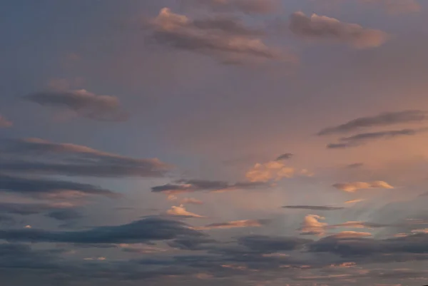 Gri, mavi ve turuncu günbatımı bulutlara — Stok fotoğraf