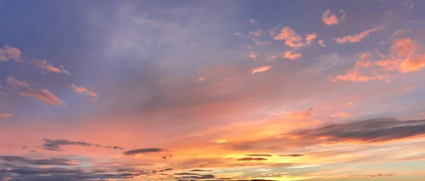 Gri, mavi ve turuncu günbatımı bulutlara