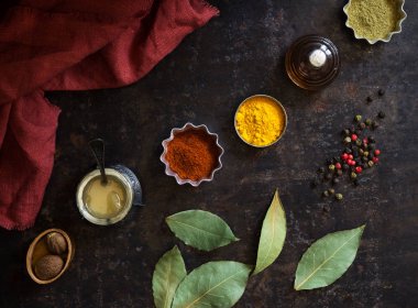 Karanlık bir yüzeyde farklı kuru gıda baharatları