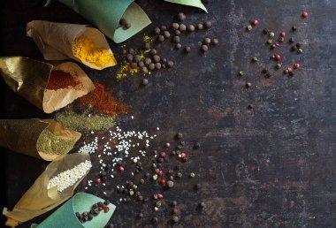 Karanlık bir yüzeye dağılmış farklı gıda baharatları