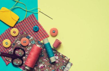 Pastel renklerde dikiş için aksesuarlar