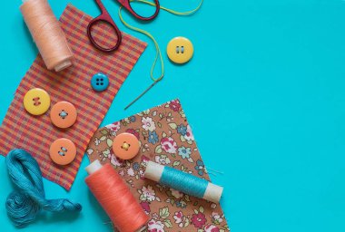 Pastel renklerde dikiş için aksesuarlar