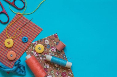 Pastel renklerde dikiş için aksesuarlar