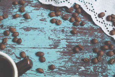 Mavi zemin üzerine kahve çekirdekleri 