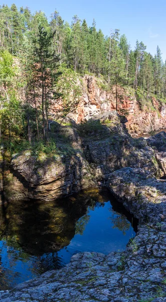 Abeto alto en las rocas sobre el tormentoso río, Finlandia — Foto de Stock