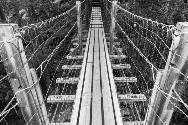 Подвесной мост на реке, Финляндия
