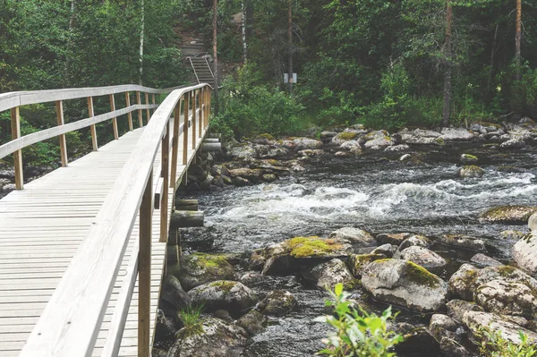 Ponte de madeira no rio, Finlândia — Fotografia de Stock