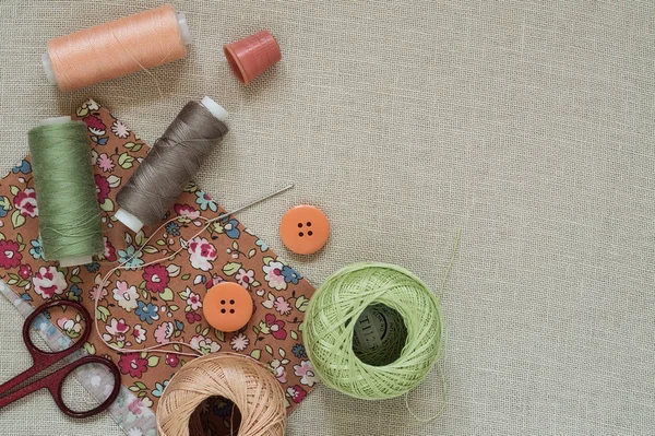 Аксессуары для шитья на холсте — стоковое фото