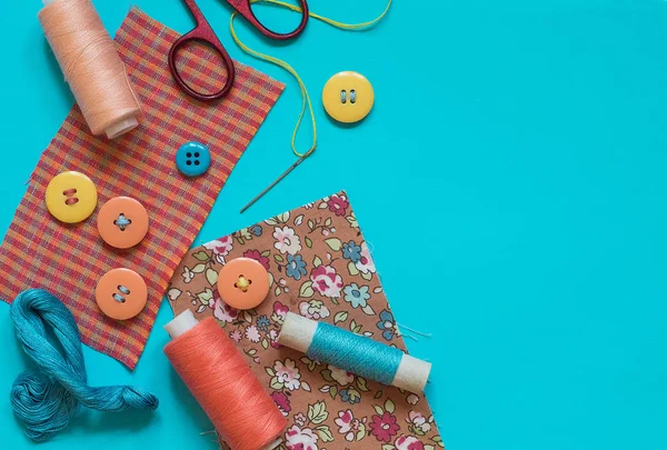 Аксессуары для шитья в пастельных тонах — стоковое фото