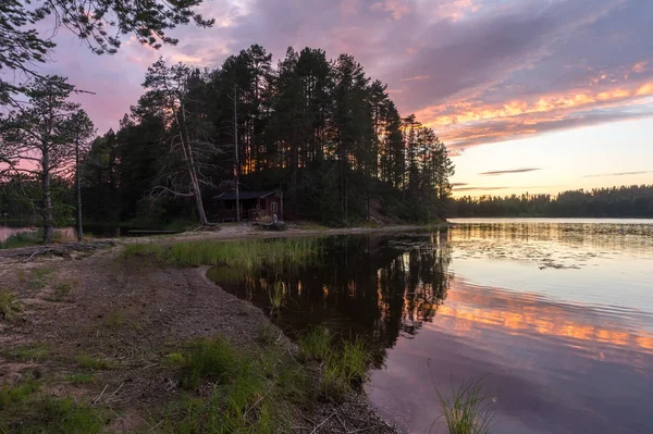 Floresta ao pôr do sol sobre o lago — Fotografia de Stock