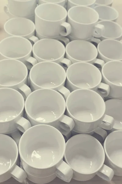 Много пустых белых фарфоровых чашек на столе — стоковое фото