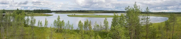 Paysage caractéristique de la toundra, lac et végétation, Fin — Photo