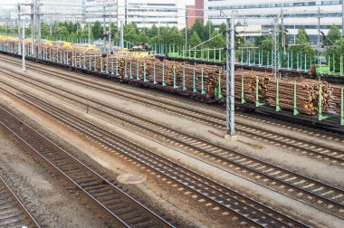 Demiryolu üzerinde kargo platformlarında yuvarlak kereste