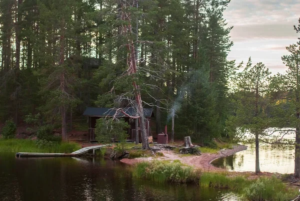 Drewniana kąpiel na wyspie w lesie — Zdjęcie stockowe
