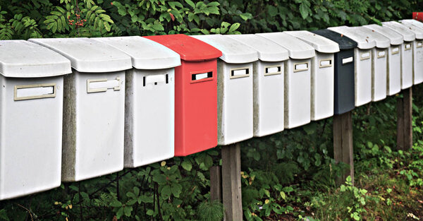 Разноцветные почтовые ящики в парке
