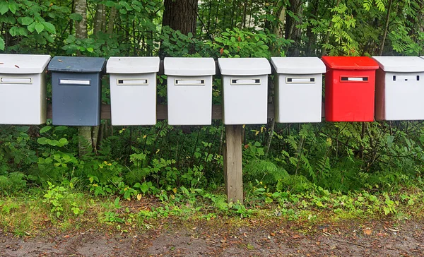 Rangée boîtes aux lettres multicolores dans le parc — Photo