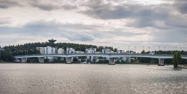 Puente y casas, Jyvaskyla, Finlandia — Foto de Stock