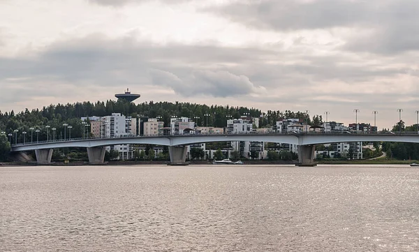 Puente y casas, Jyvaskyla, Finlandia — Foto de Stock