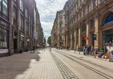 Helsinki, Finlandiya - 20 Ağustos 2017: Eski şehir caddesindeki insanlar