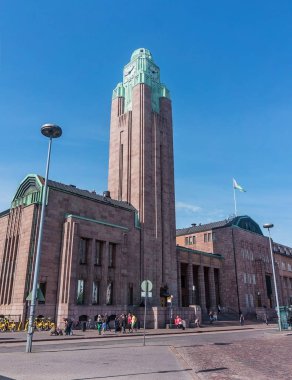 Helsinki, Finlandiya - 20 Ağustos 2017: Merkez tren istasyonunun saat kulesi ile bina