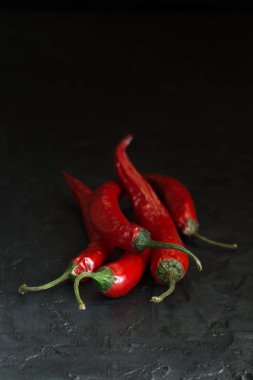Koyu bir arka plan üzerinde kırmızı acı biber Bakla