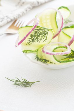 Salata salatalık ve kırmızı soğan
